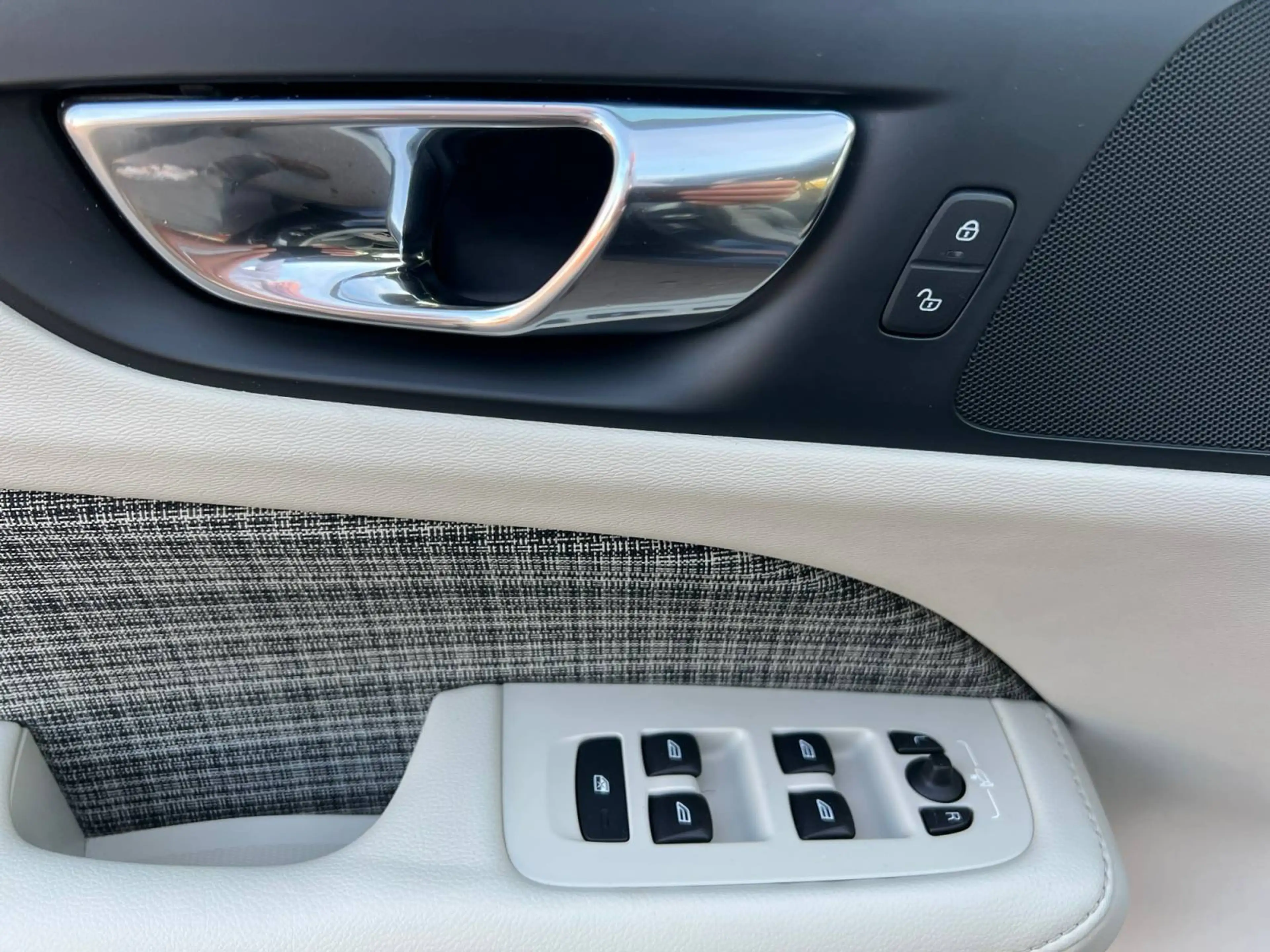 Volvo V60 2.0 D3 Momentum-GARANTIE 12 MOIS-PRÊTE A IMMATRICULER — photo 13