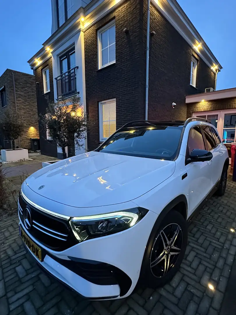Mercedes-Benz EQB 300 4Matic AMG Line - 1