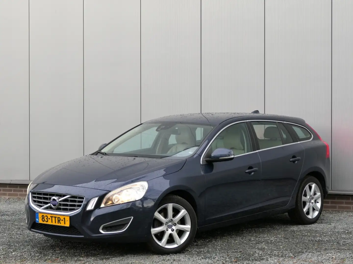Volvo V60 1.6 T3 Momentum Bleu - 1