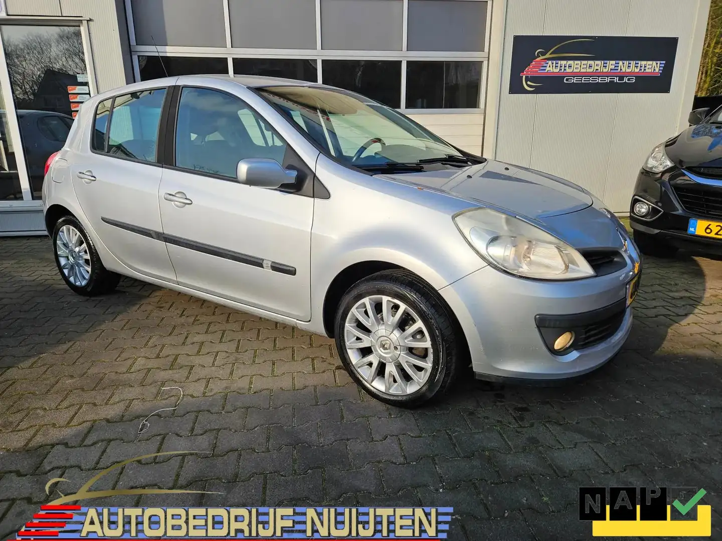 Renault Clio 1.2 TCE Collection Grijs - 1