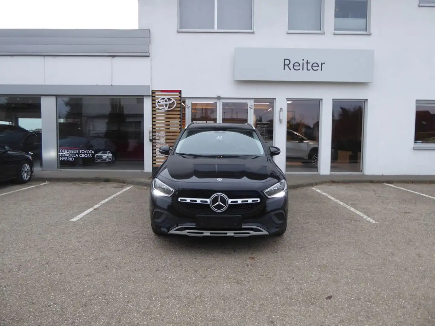 Mercedes-Benz GLA 180 d Aut. *KAMERA*AHK*SHZ* Schwarz - 1