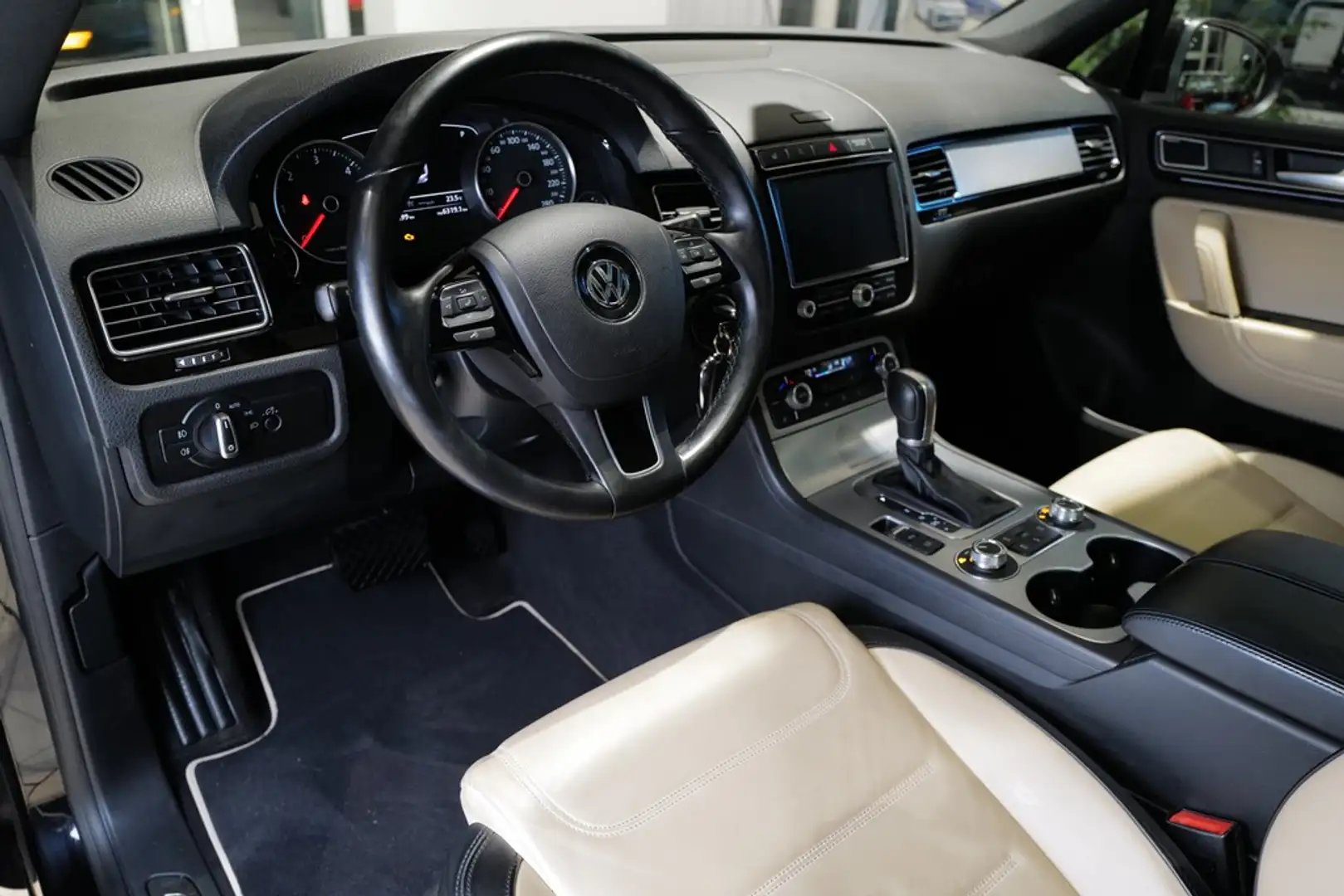 Volkswagen Touareg 3.0TDI Exclusive AHK Pano StdHzg Luft Negru - 2