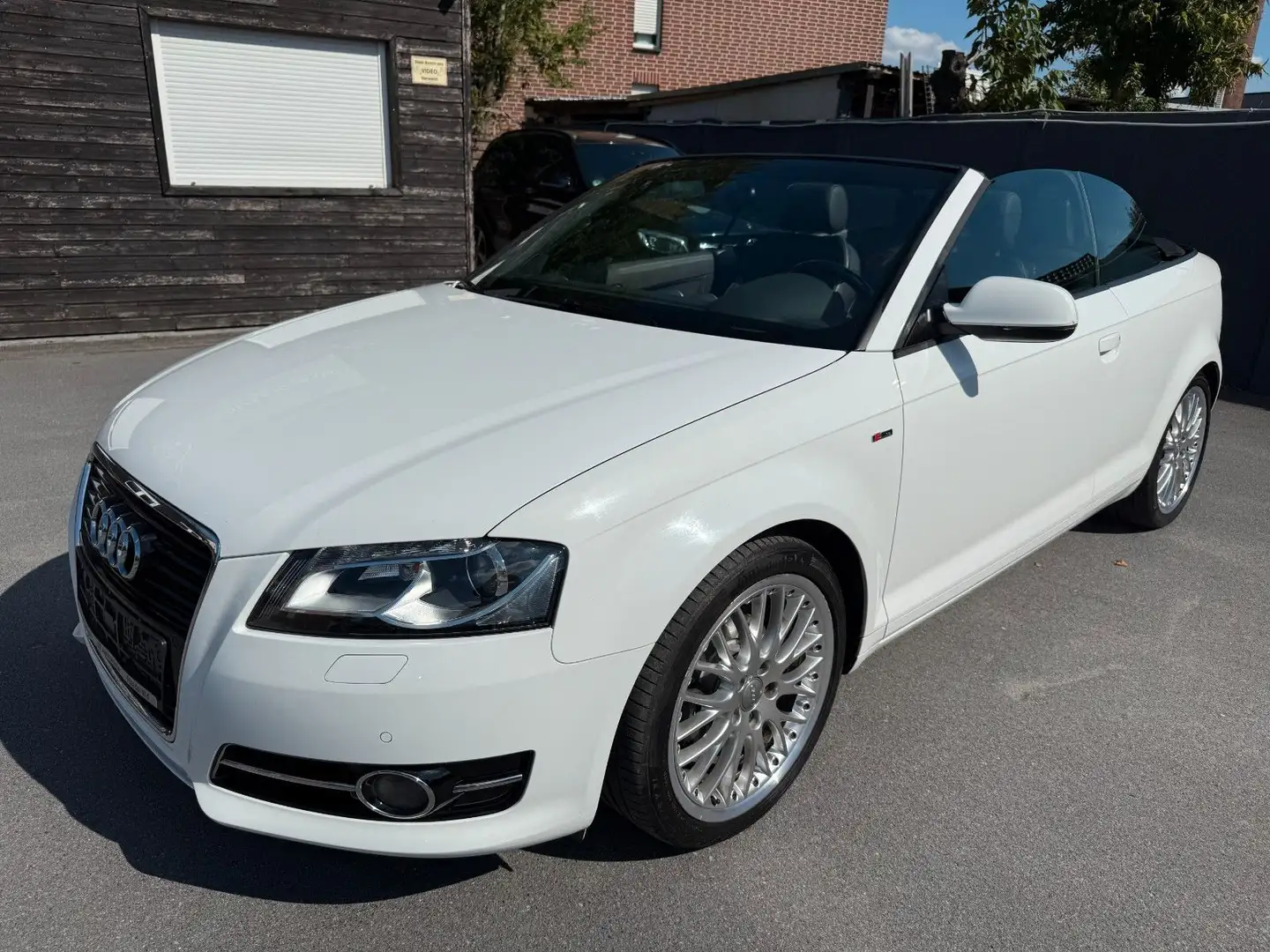 Audi A3 Cabrio 1.2 S line Sportpaket plus NAVI*SZHZ* Weiß - 1