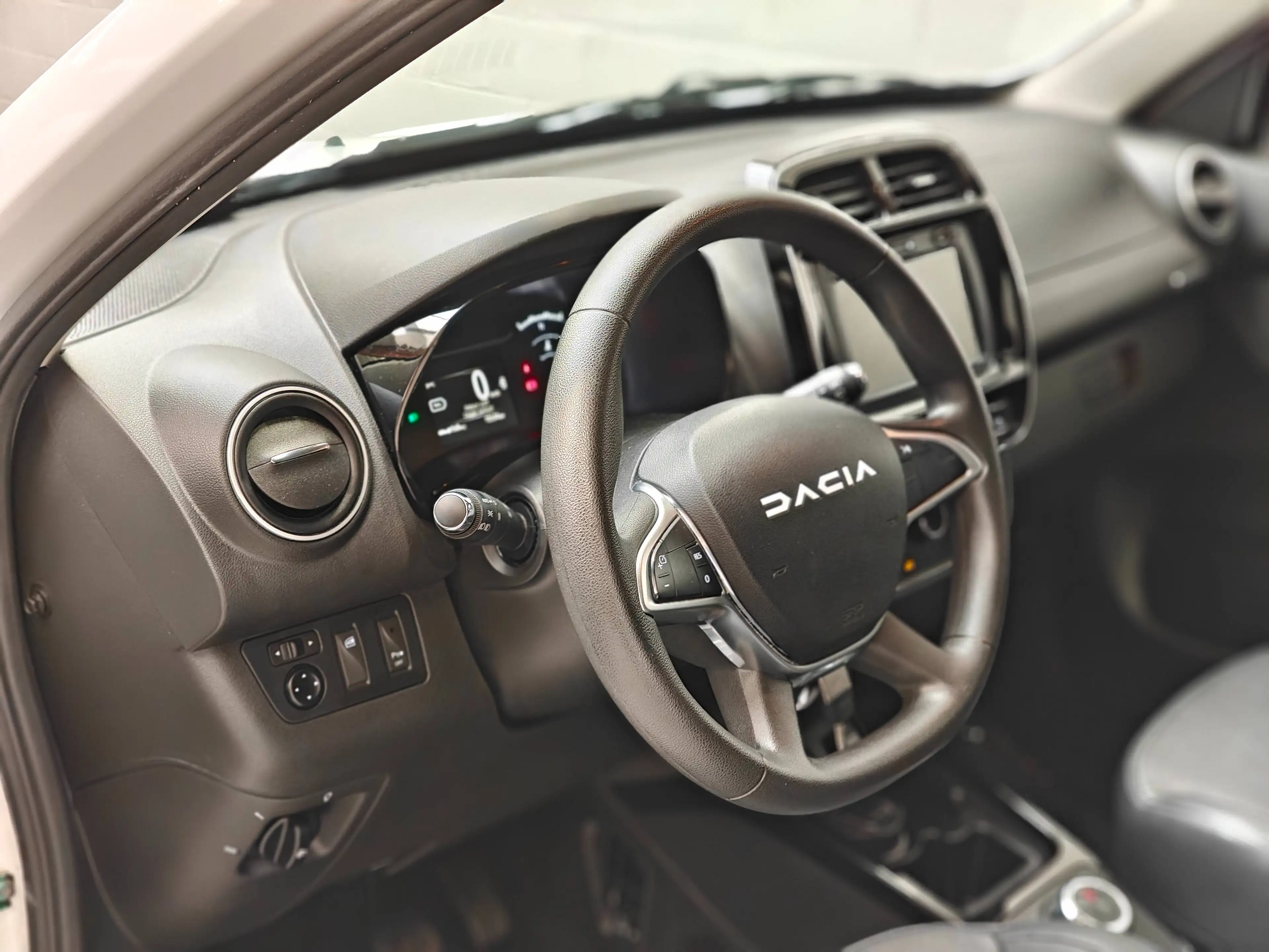 Dacia Spring 26.8 kWh Expression - Apple Carplay - GPS - Camera - Leder — photo 11