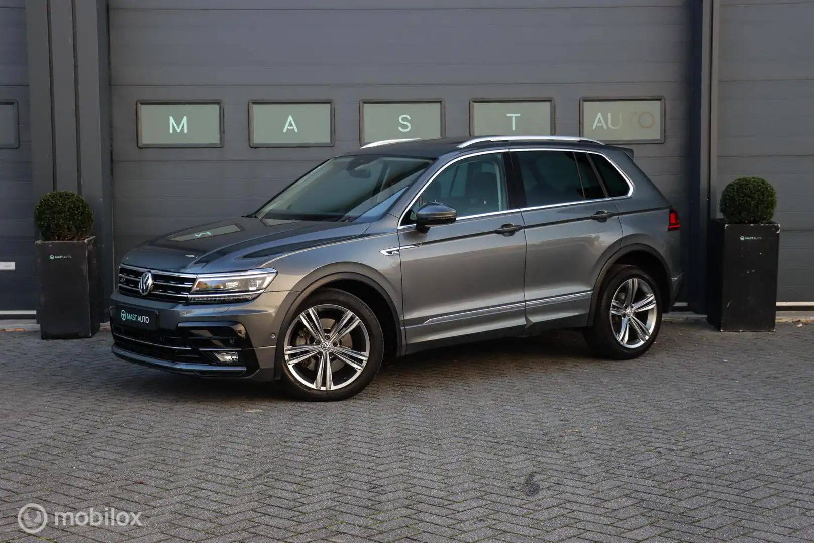 Volkswagen Tiguan 2.0 TSI 4Motion Highline|R-line|Pano|Massage Grijs - 1