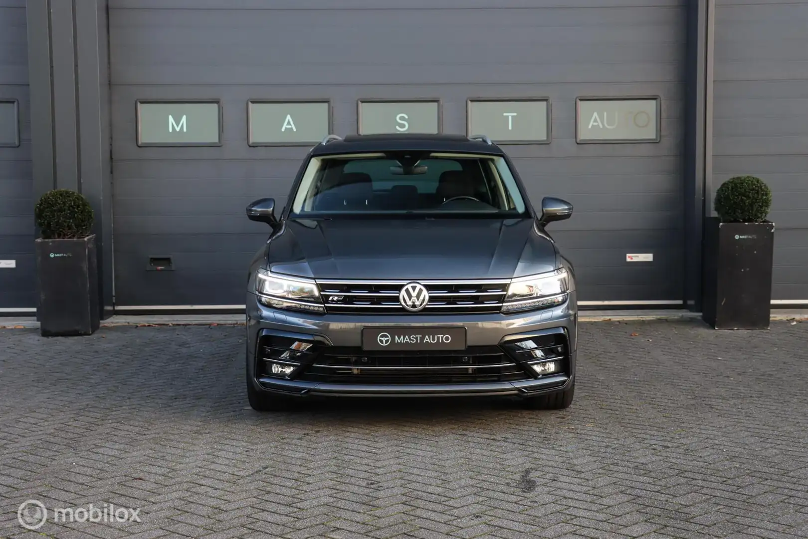 Volkswagen Tiguan 2.0 TSI 4Motion Highline|R-line|Pano|Massage Grijs - 2