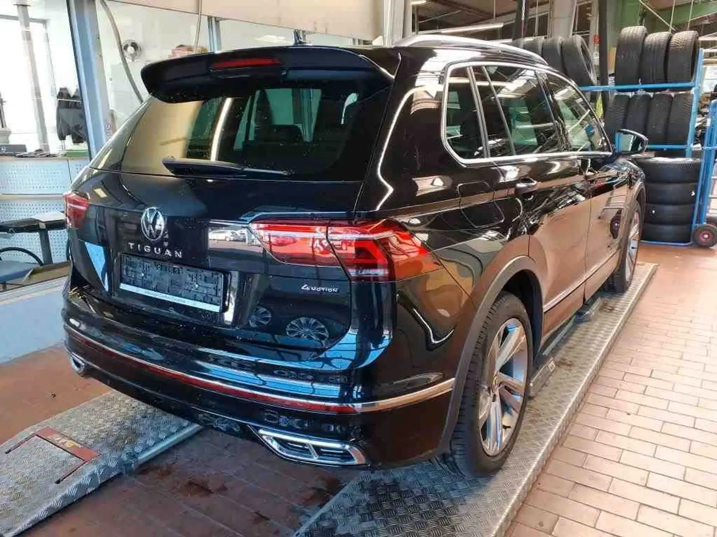 Volkswagen Tiguan R-Line 4Motion2.0TDI DSG Matrix Navi AHK Schwarz - 2