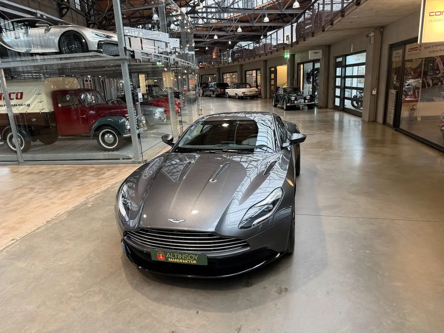 Aston Martin DB11 5.2 V12 AMR Grau - 2