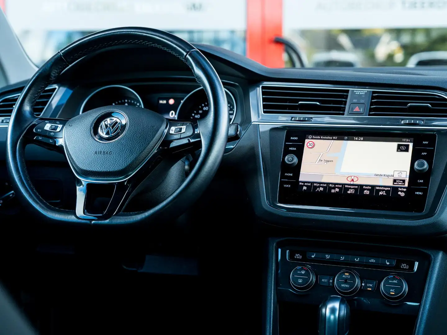 Volkswagen Tiguan 1.5 TSI ACT Comfortline | Trekhaak | LED Koplampen Grijs - 2