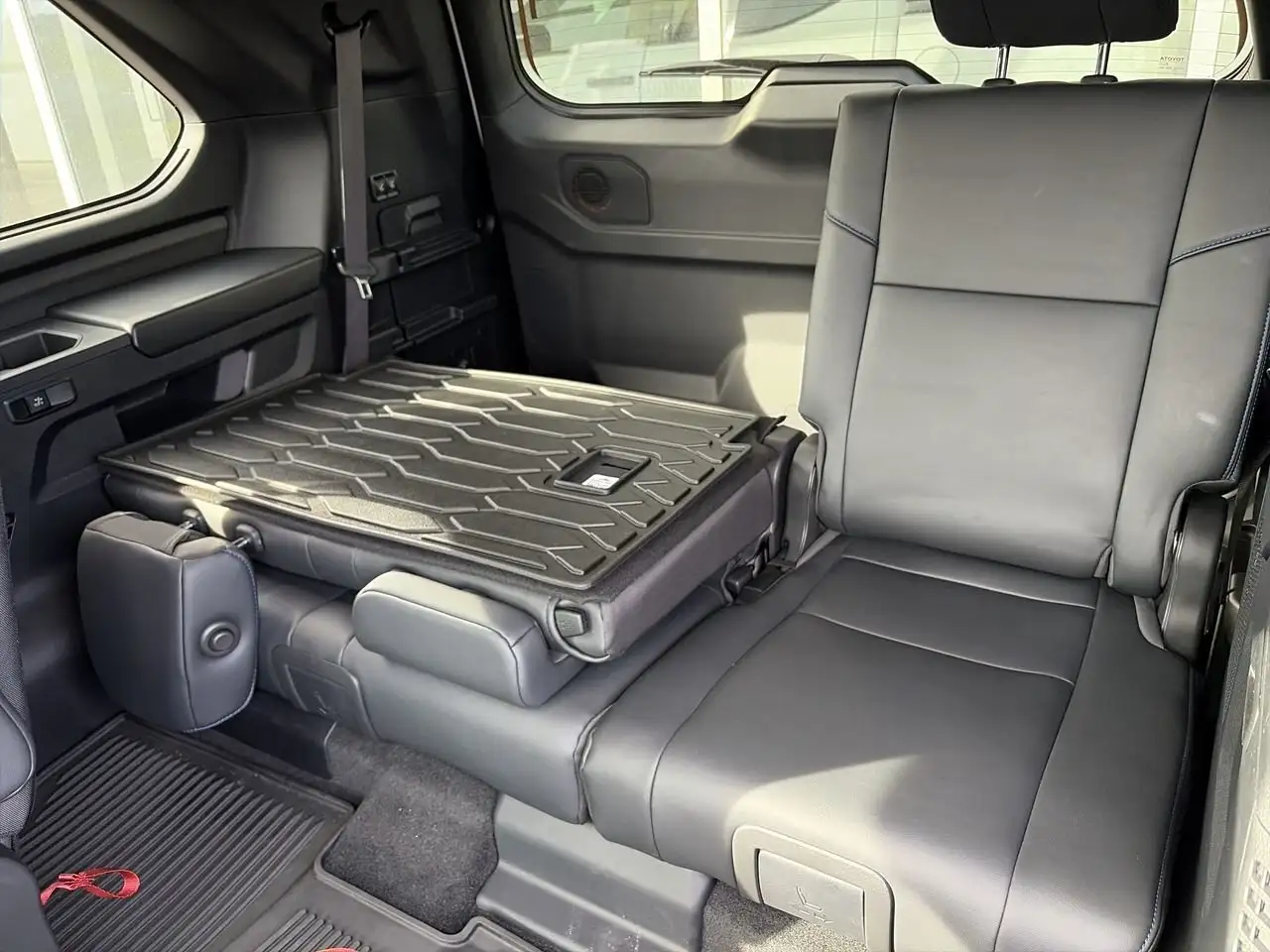 Toyota Sequoia photo Toyota Sequoia