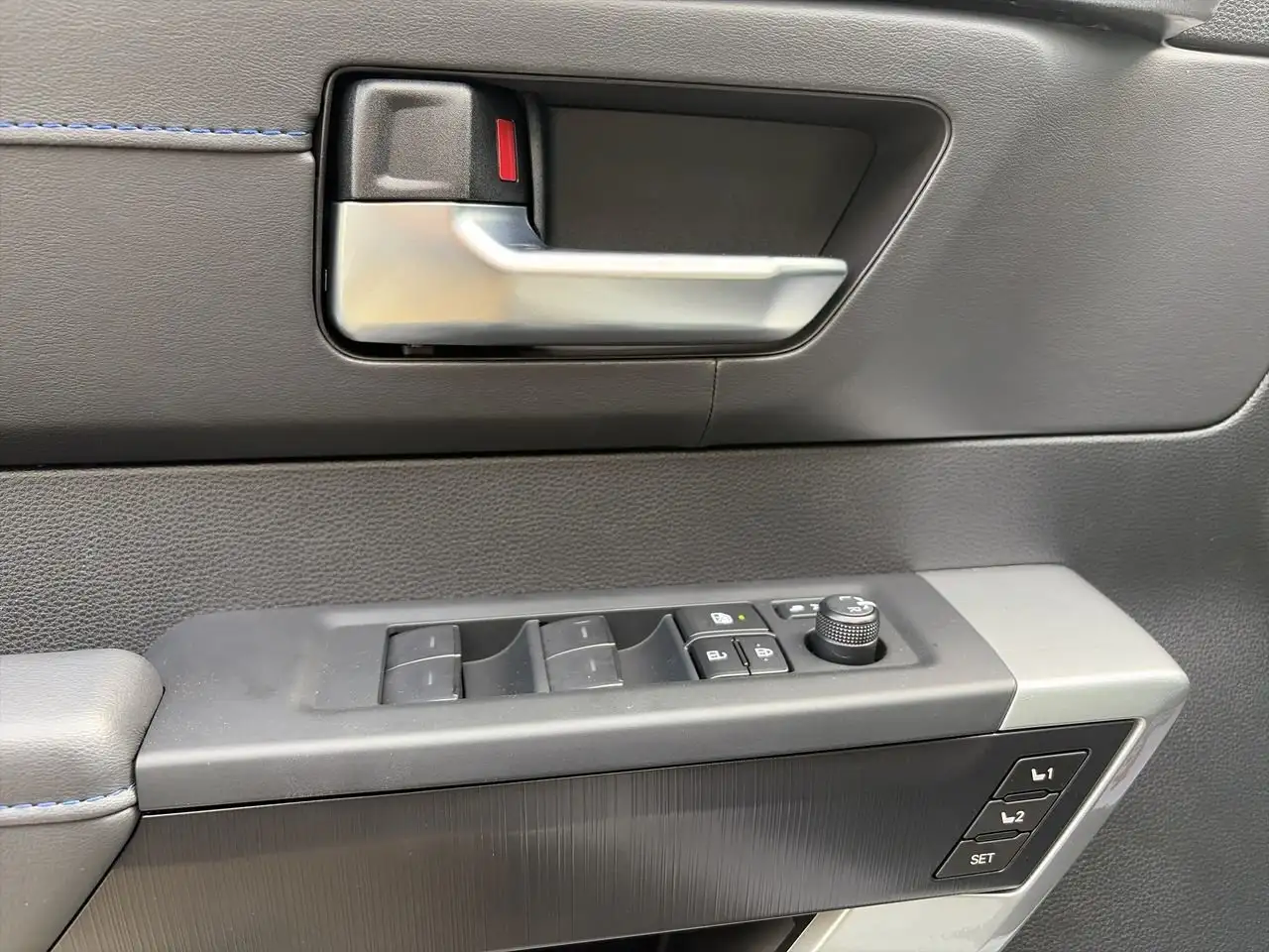 Toyota Sequoia photo Toyota Sequoia