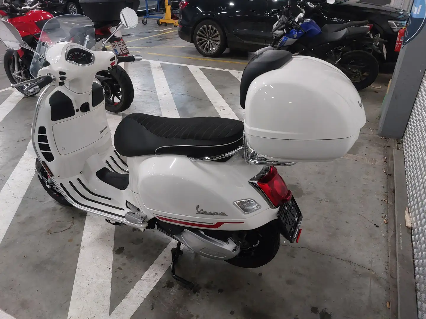 Vespa GTS Super 300 Fehér - 2