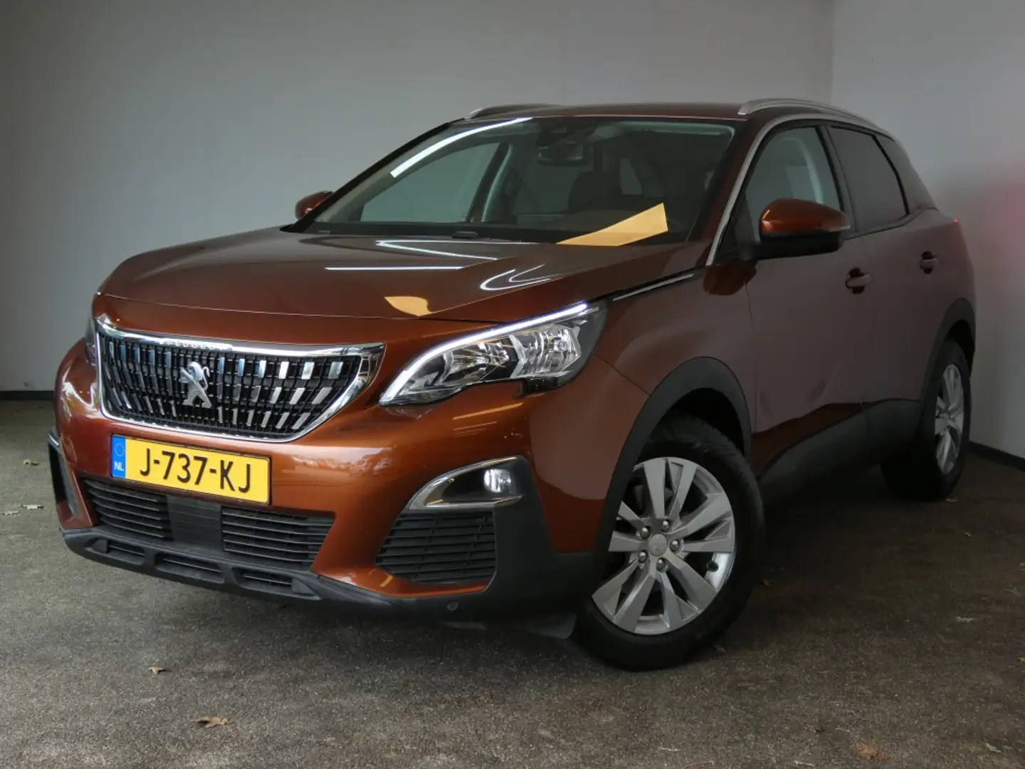 Peugeot 3008 1.2 PureTech Allure Bruin - 1