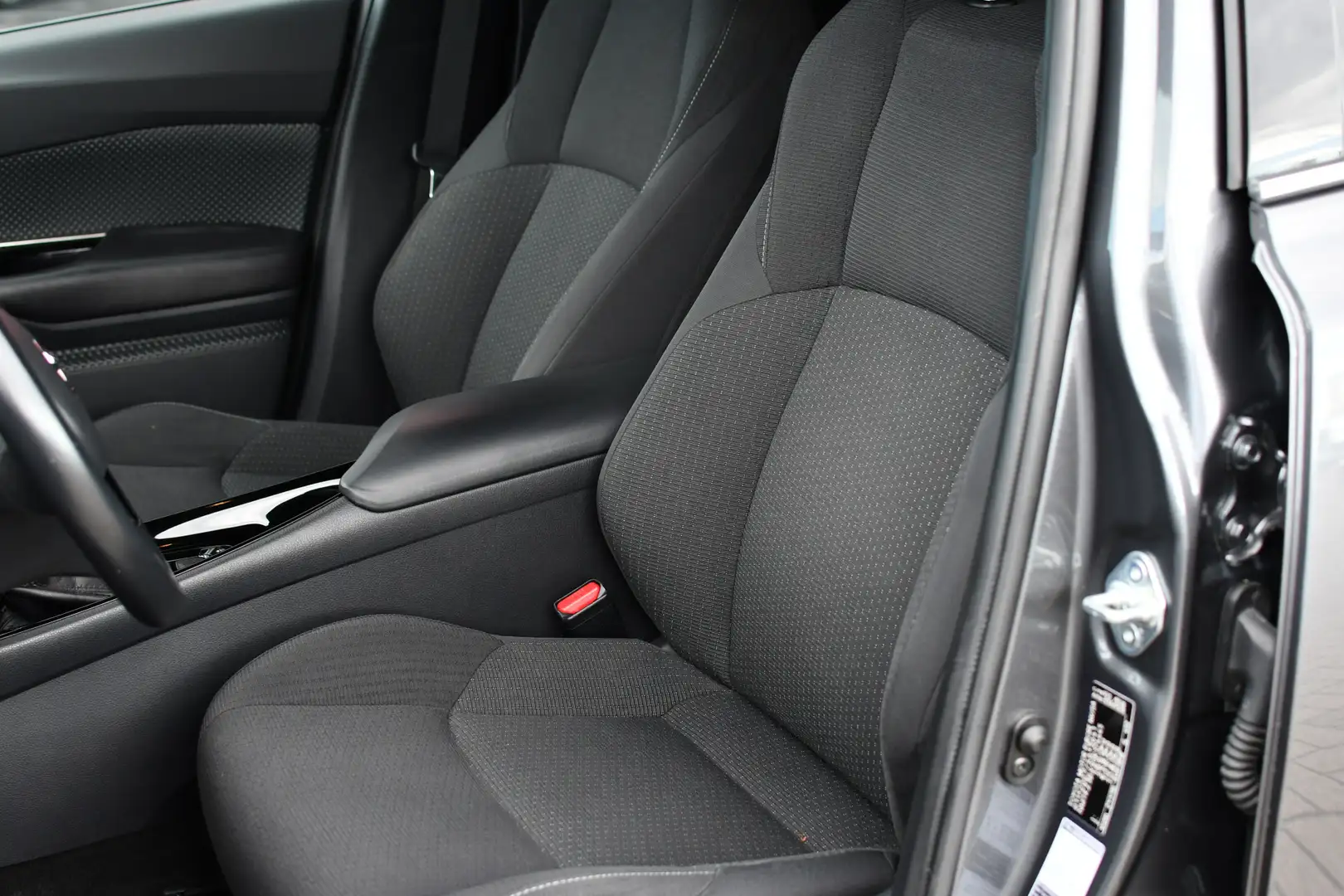 Toyota C-HR 1.8 Hybrid Dynamic Limited Automaat 122pk | Naviga Grijs - 2