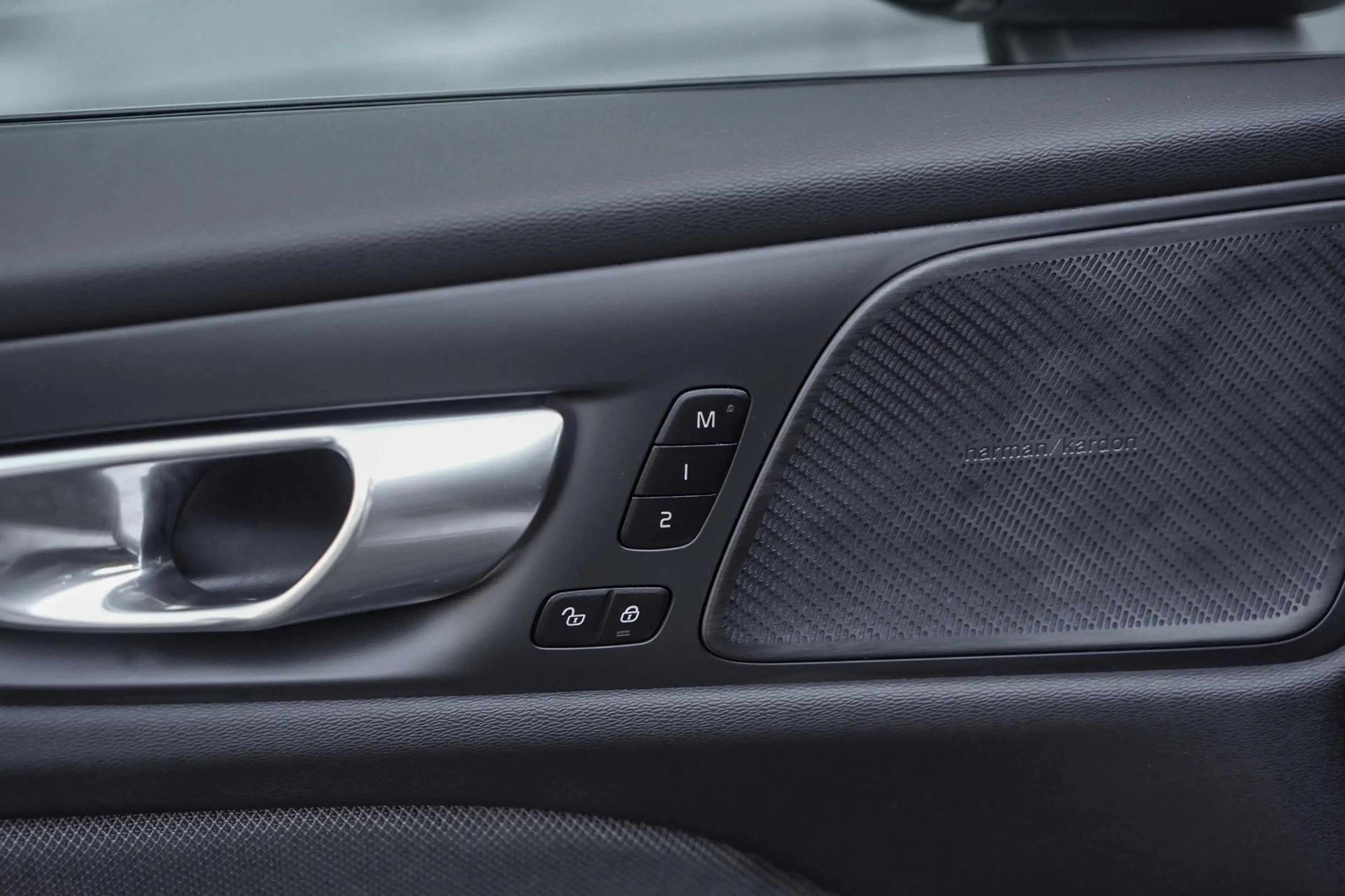Volvo V60 2.0 T8 Plug-in hybrid AWD Plus Dark |  360 Camera — photo 15