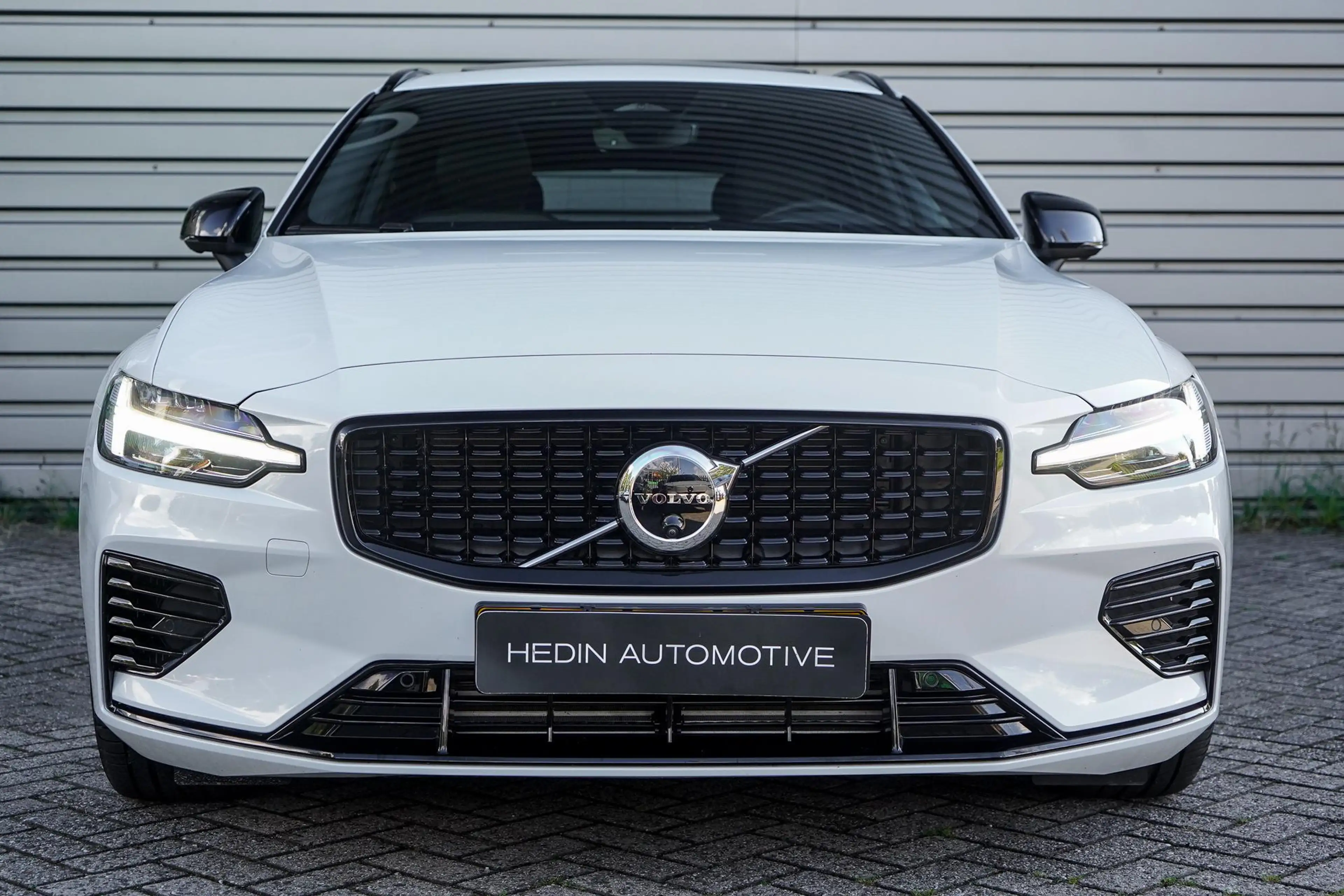 Volvo V60 2.0 T8 Plug-in hybrid AWD Plus Dark |  360 Camera — photo 2