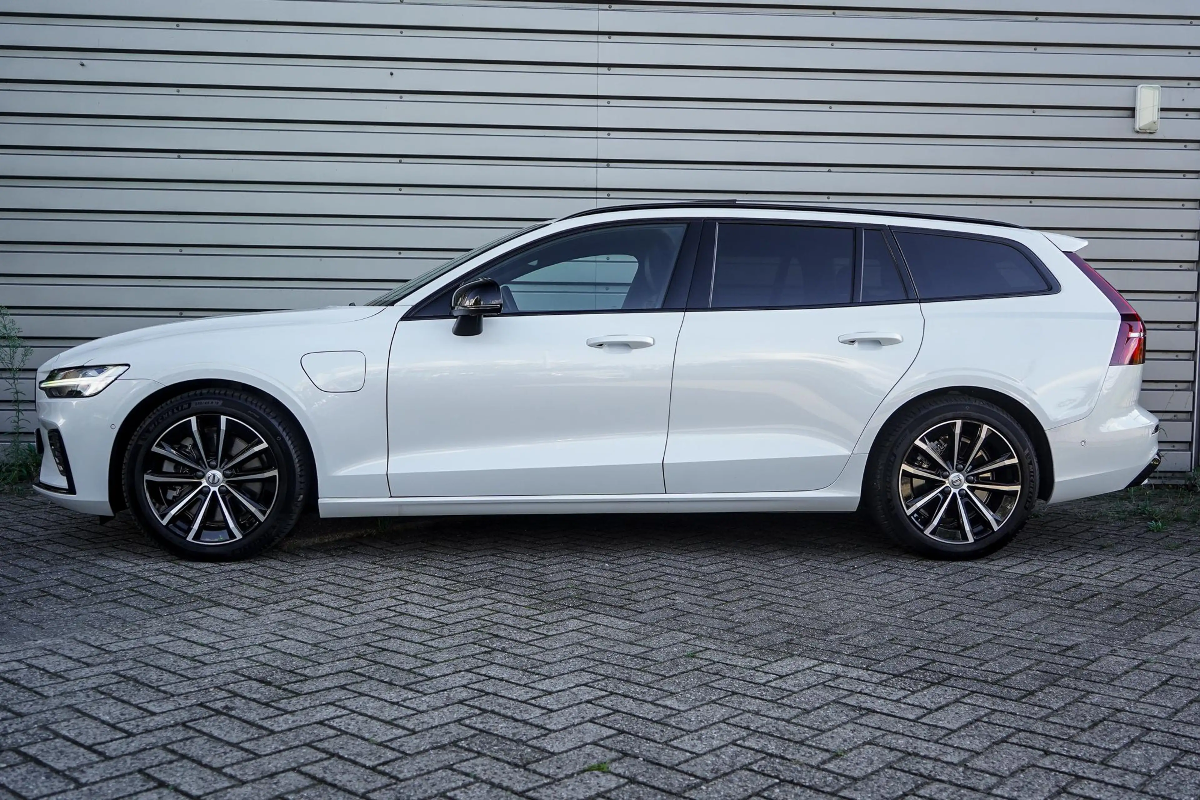 Volvo V60 2.0 T8 Plug-in hybrid AWD Plus Dark |  360 Camera — photo 3