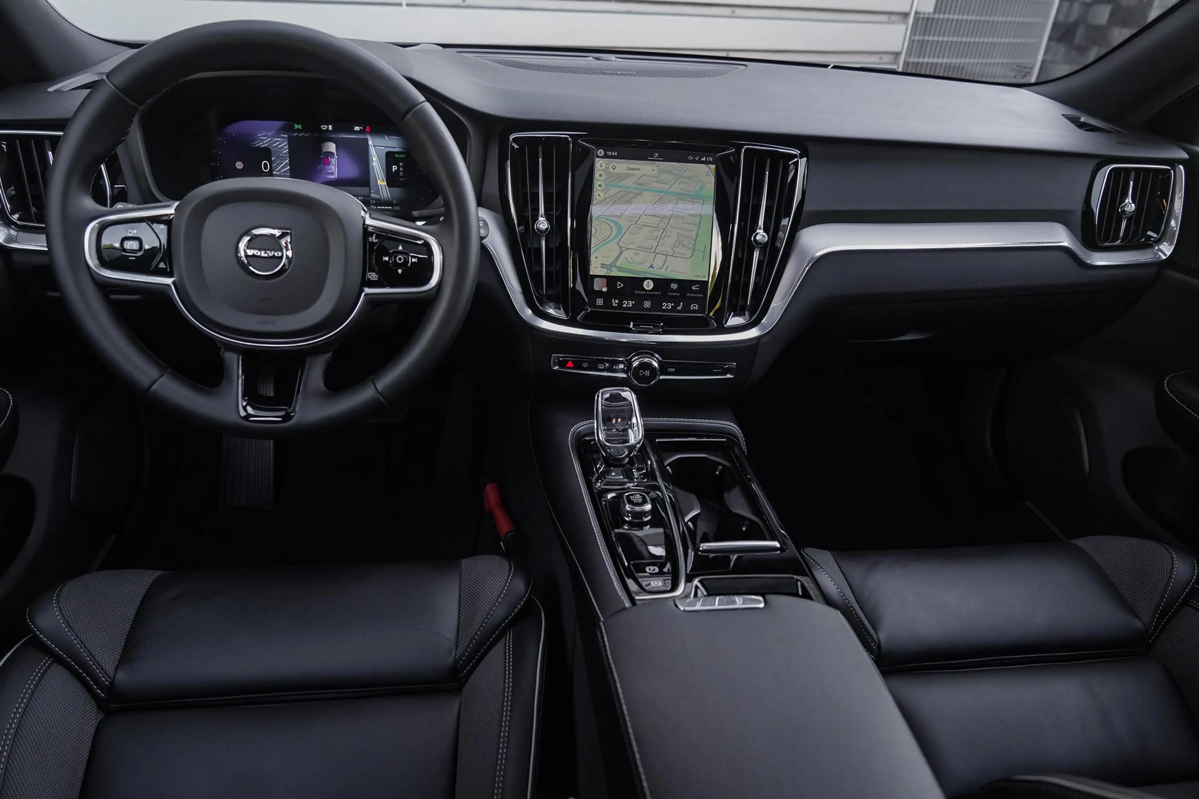 Volvo V60 2.0 T8 Plug-in hybrid AWD Plus Dark |  360 Camera — photo 13