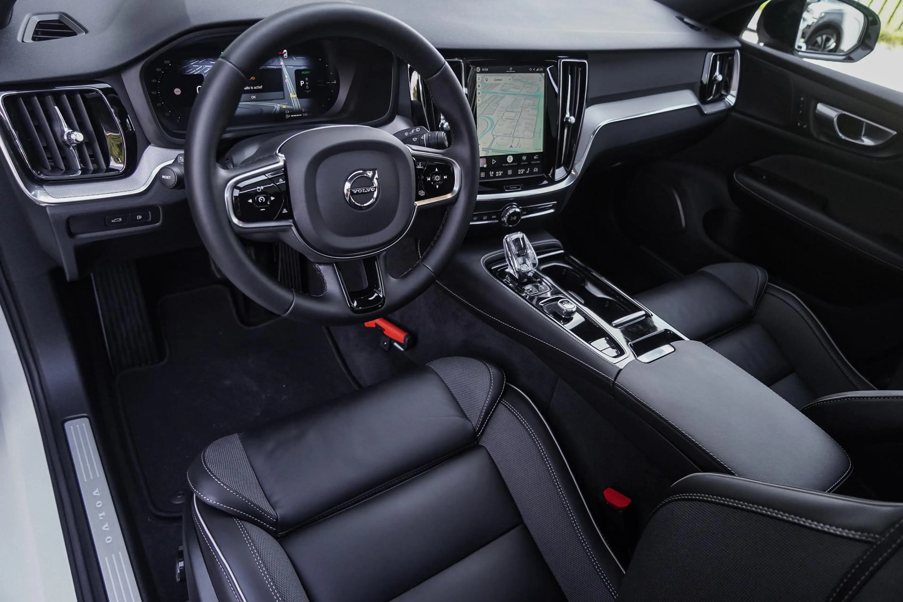 Volvo V60 2.0 T8 Plug-in hybrid AWD Plus Dark |  360 Camera — photo 12