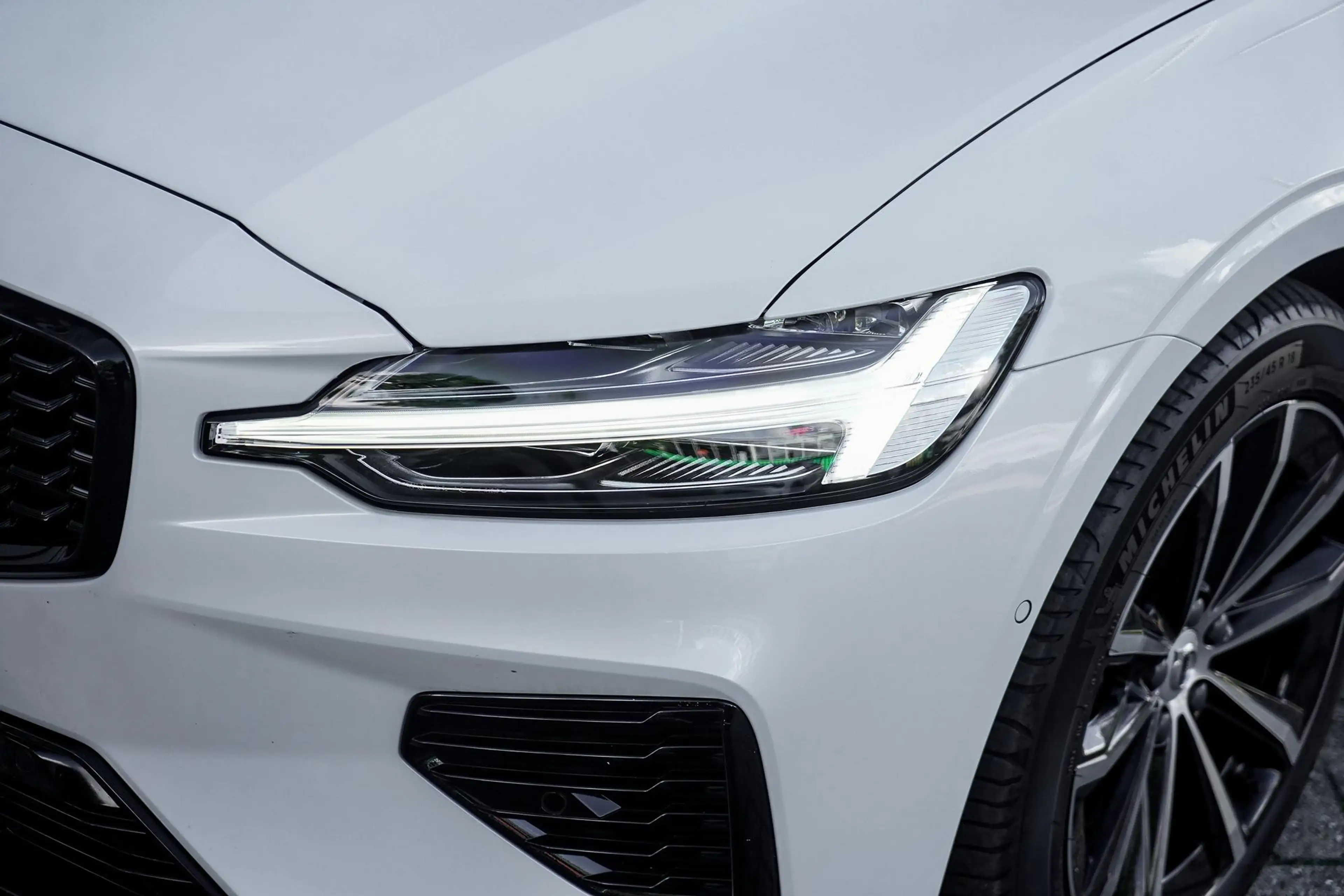 Volvo V60 2.0 T8 Plug-in hybrid AWD Plus Dark |  360 Camera — photo 4