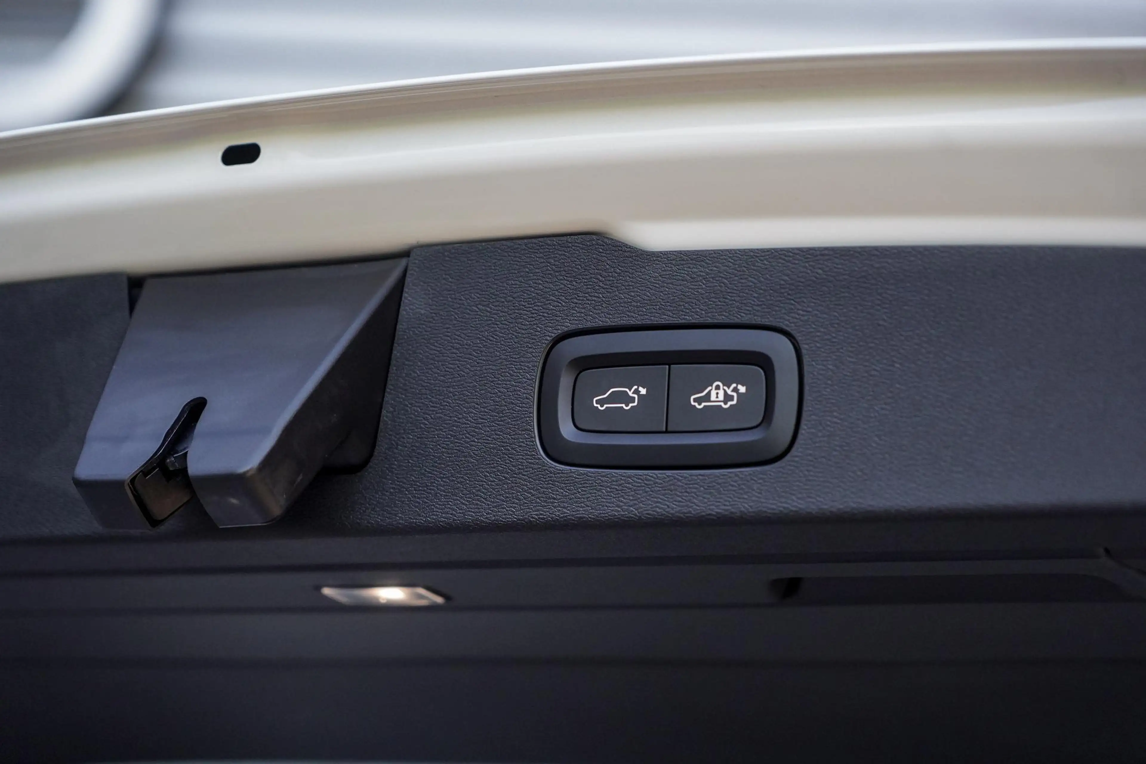 Volvo V60 2.0 T8 Plug-in hybrid AWD Plus Dark |  360 Camera — photo 11