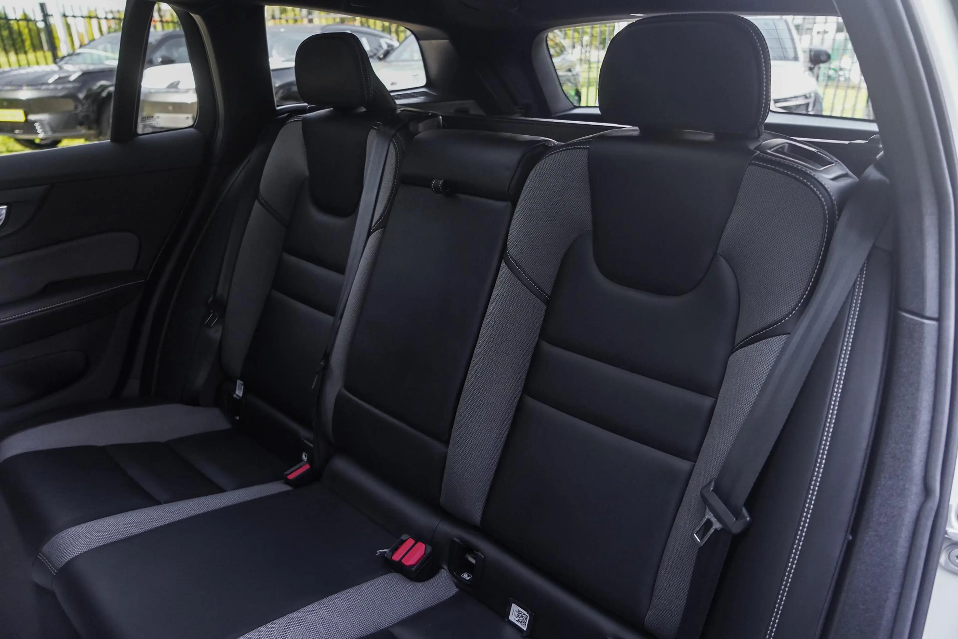 Volvo V60 2.0 T8 Plug-in hybrid AWD Plus Dark |  360 Camera — photo 14