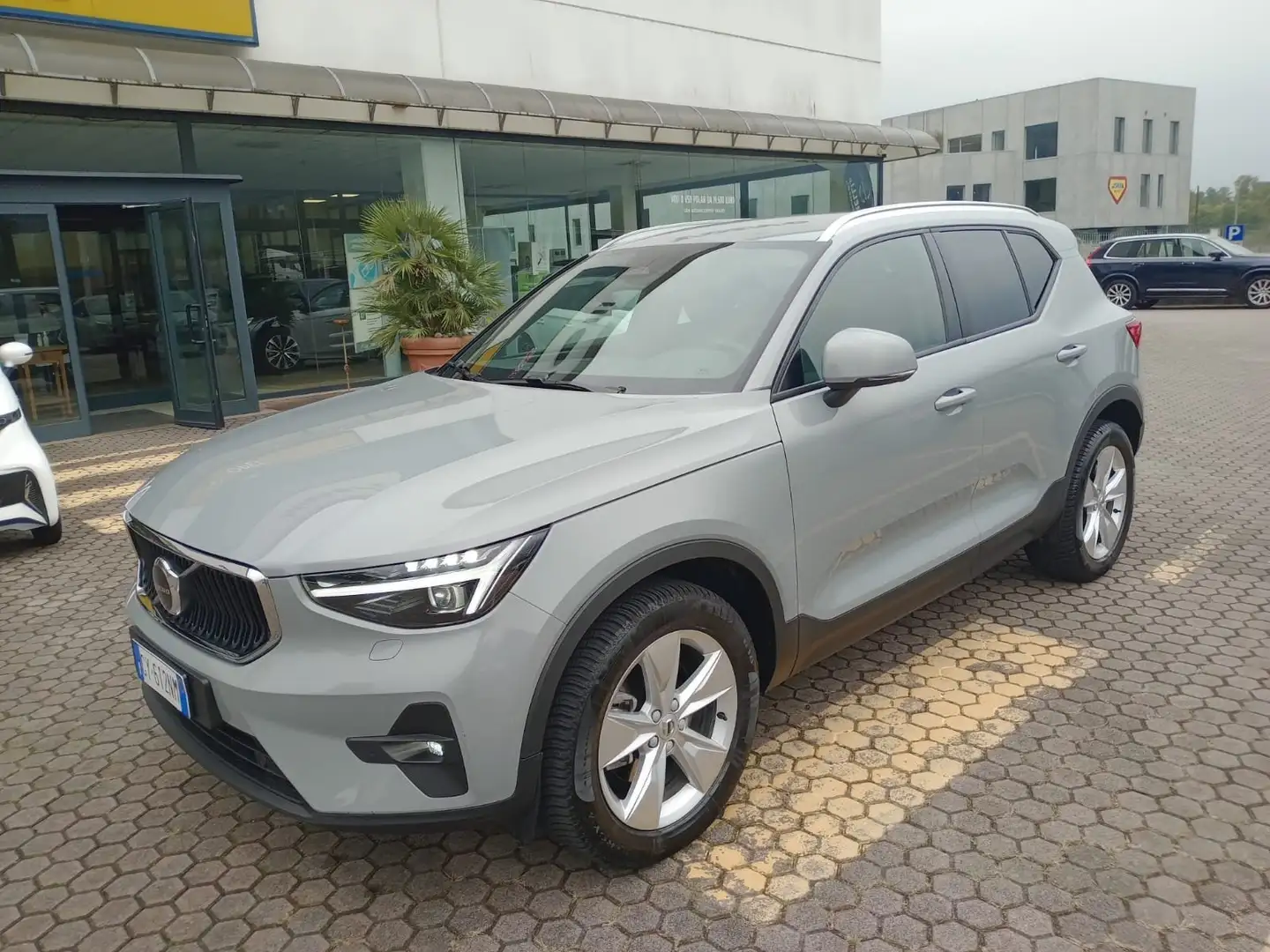 Volvo XC40 XC40 2.0 b3 Core auto Gris - 1