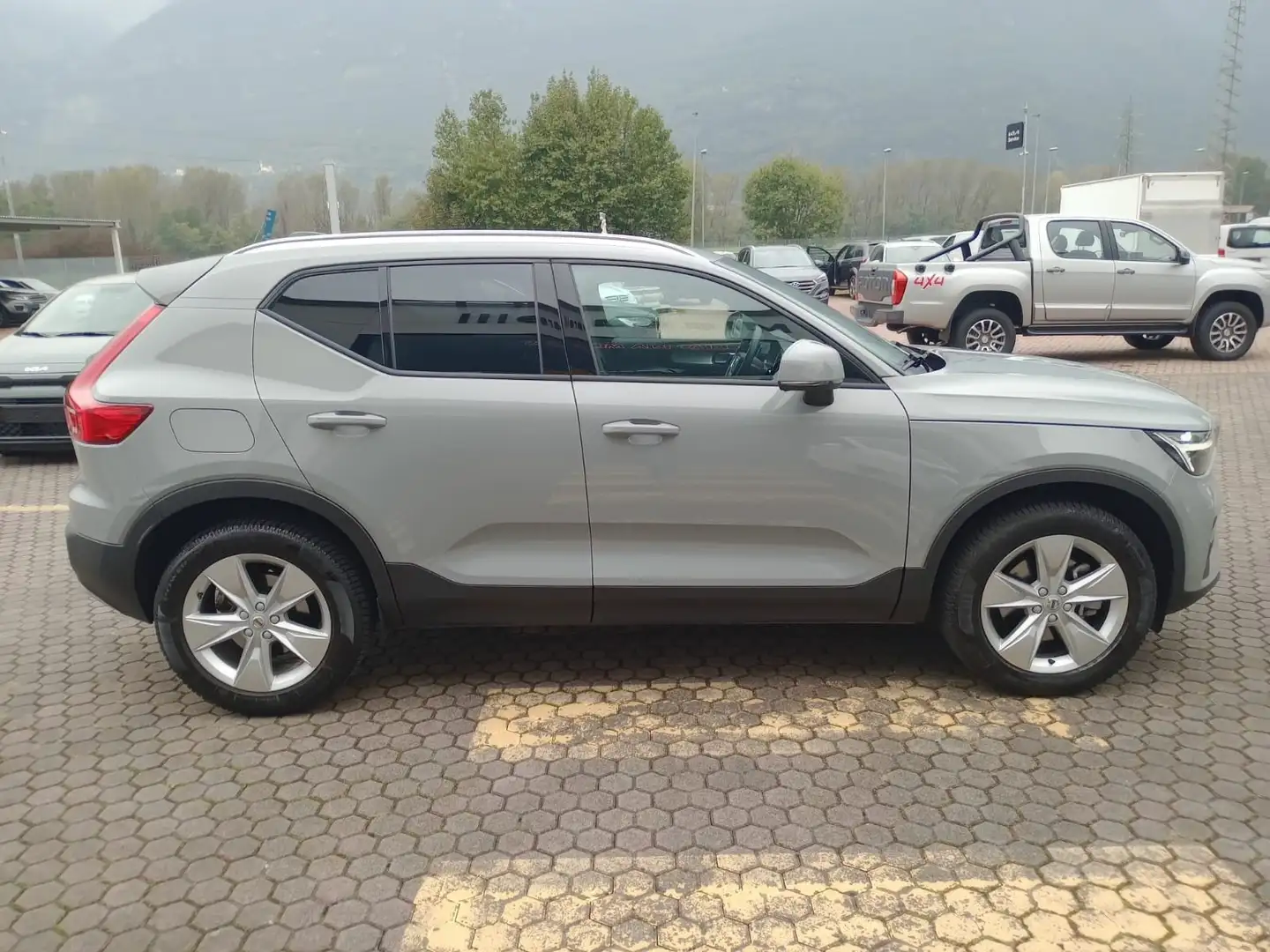 Volvo XC40 XC40 2.0 b3 Core auto Gris - 2