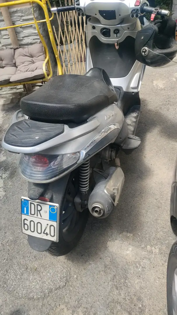 Piaggio Beverly 300 Grigio - 2