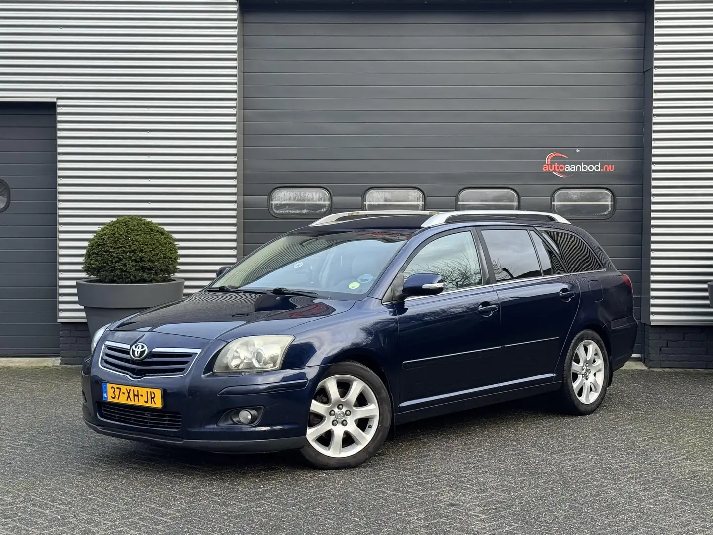 Toyota Avensis Wagon 2.4 VVTi Executive Business | Navigatie | Tr Blauw - 1