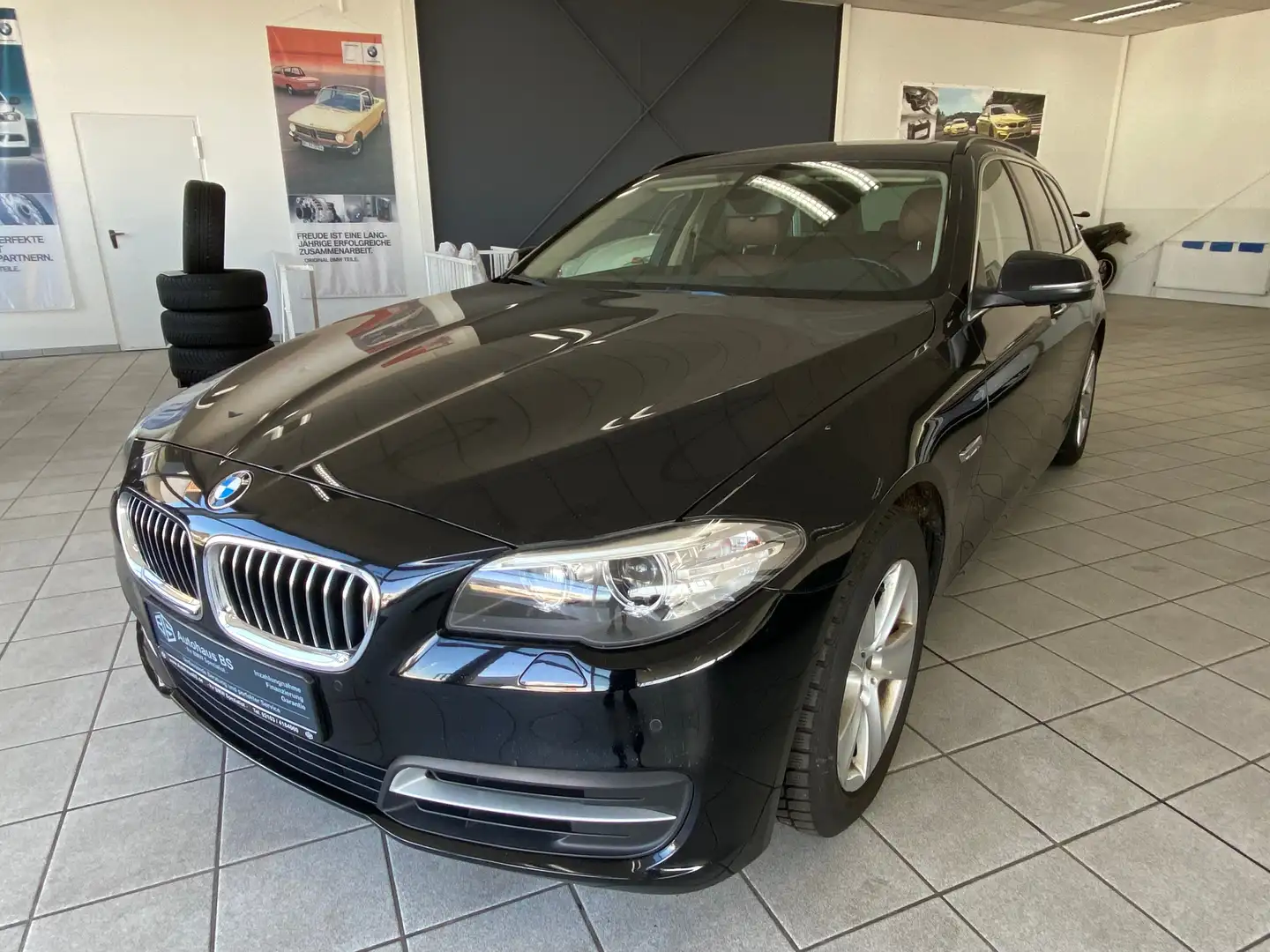 BMW 520 520i Touring Aut. Leder Navi Pro Panorama Zwart - 1