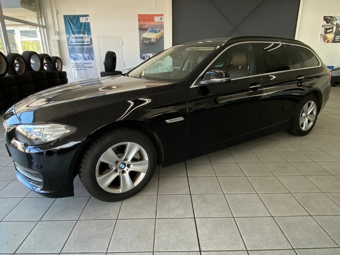BMW 520 520i Touring Aut. Leder Navi Pro Panorama Zwart - 2