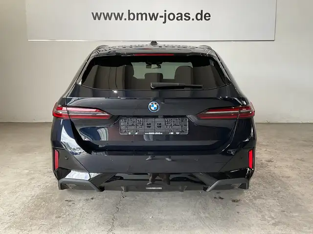 BMW 5 Series view 13