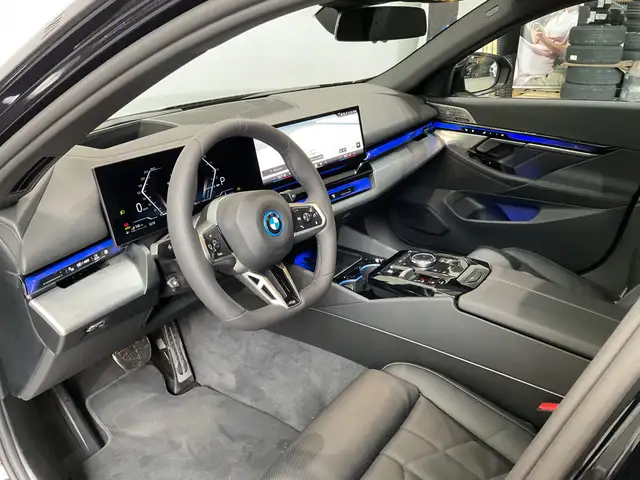 BMW 5 Series view 6