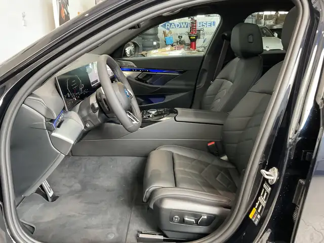 BMW 5 Series view 7