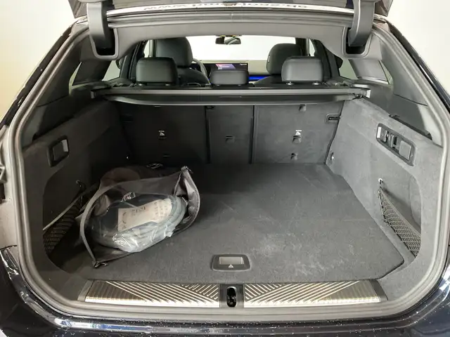 BMW 5 Series view 10