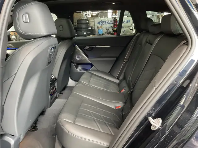 BMW 5 Series view 9