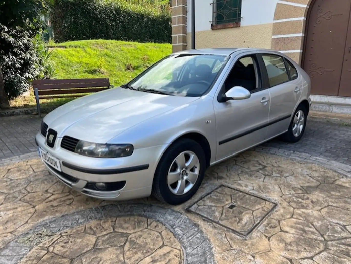 SEAT Leon 1.9TDI Signo-a Gris - 1