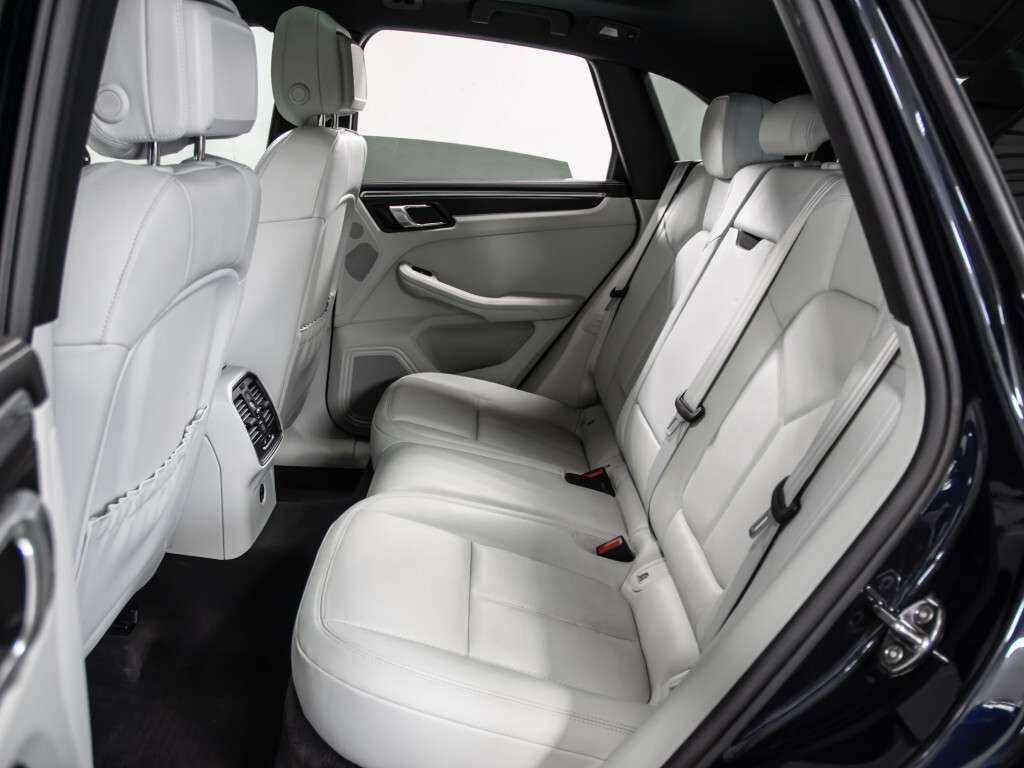 2023 Porsche Macan PLATINUM EDITION 4dr All-Wheel Drive Automatic thumb 17