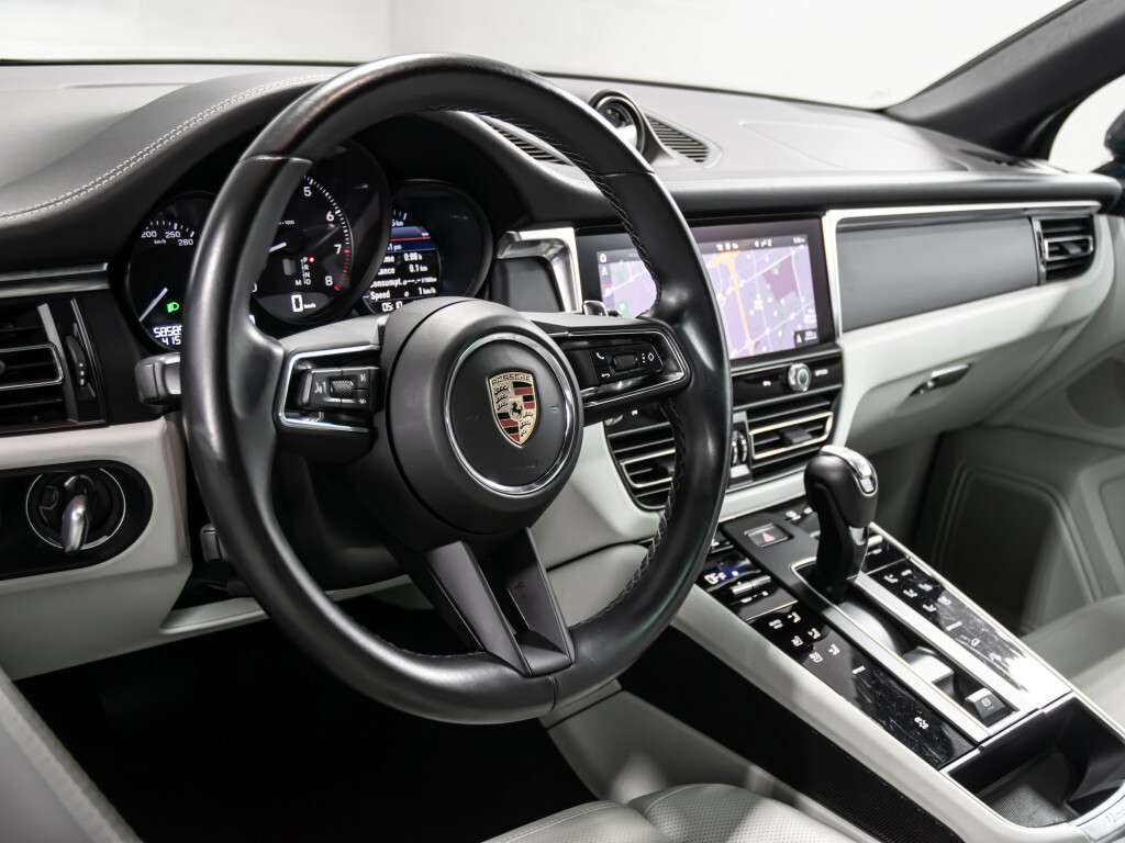 2023 Porsche Macan PLATINUM EDITION 4dr All-Wheel Drive Automatic thumb 6