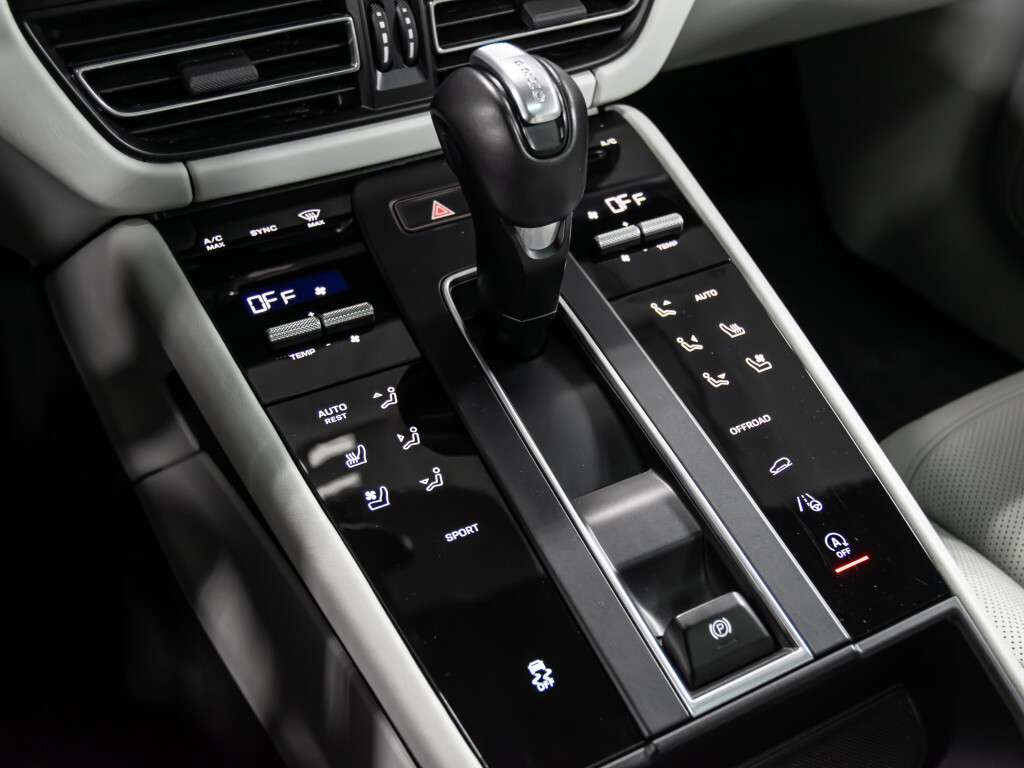 2023 Porsche Macan PLATINUM EDITION 4dr All-Wheel Drive Automatic thumb 11
