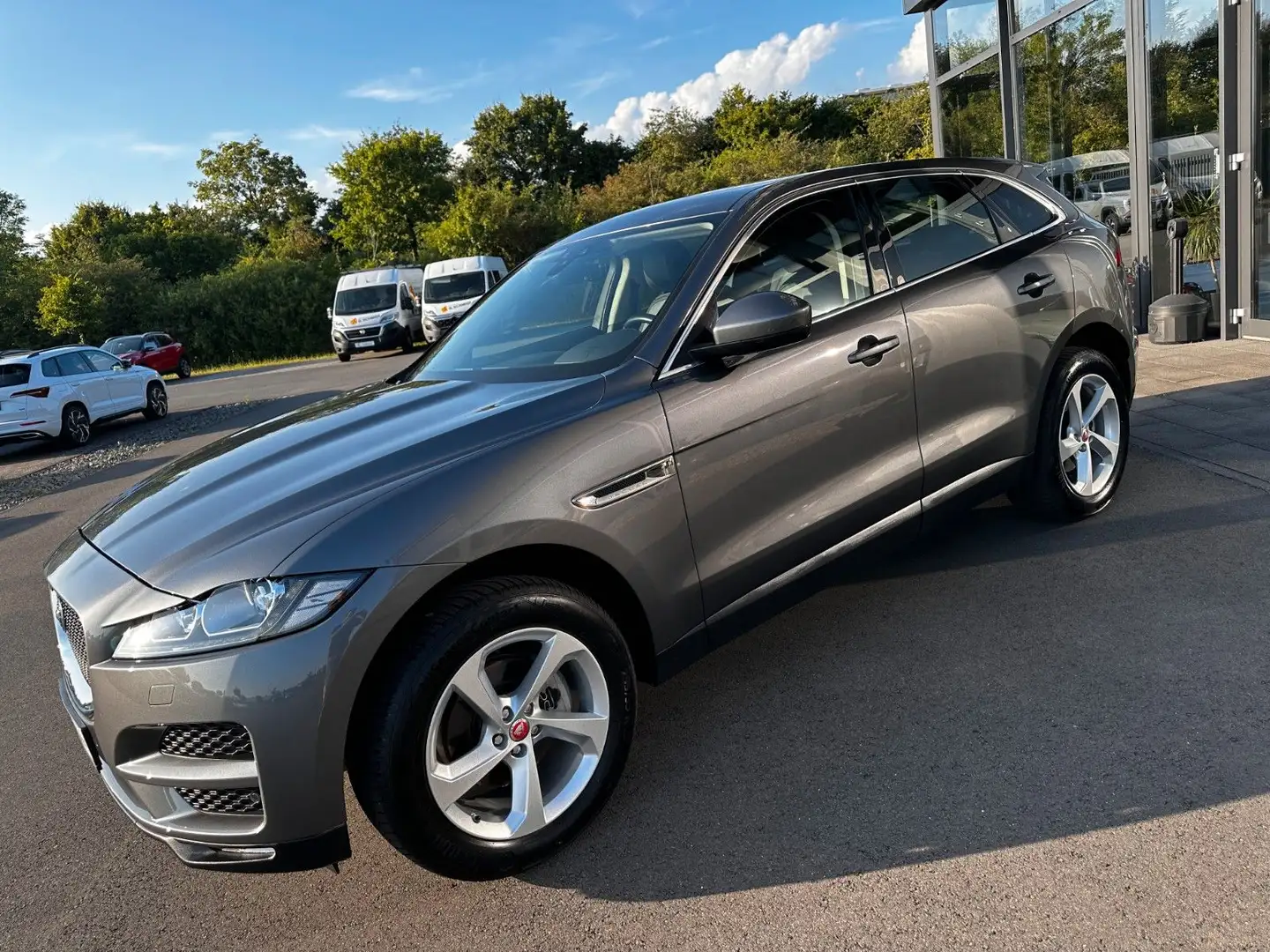 Jaguar F-Pace F-PACE  AWD LEDER Navi AHK Kamera PDC Grau - 1