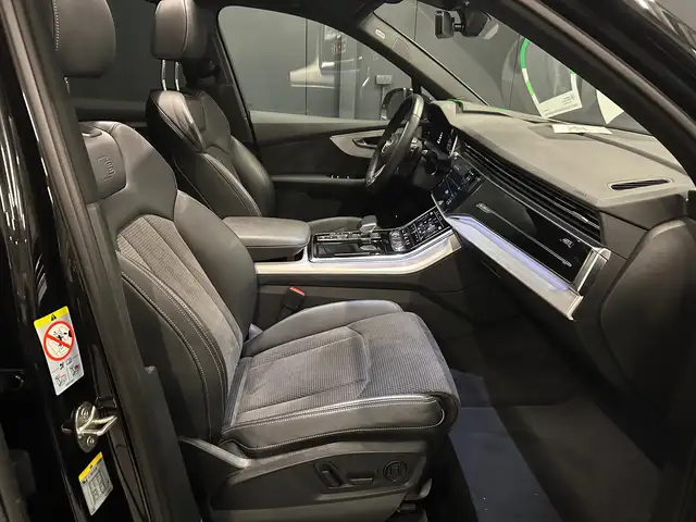 Audi Q7 view 10