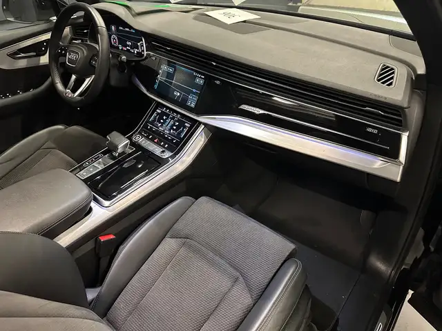 Audi Q7 view 11
