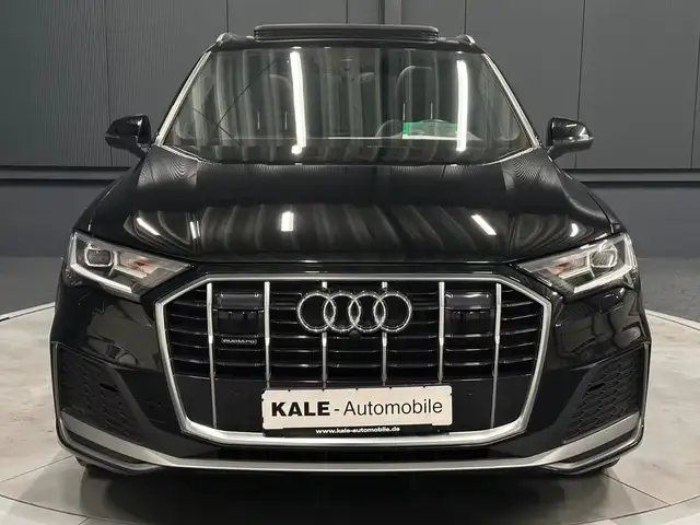 Audi Q7 view 8