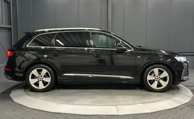 Audi Q7 view 6