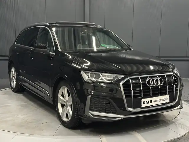 Audi Q7 view 7