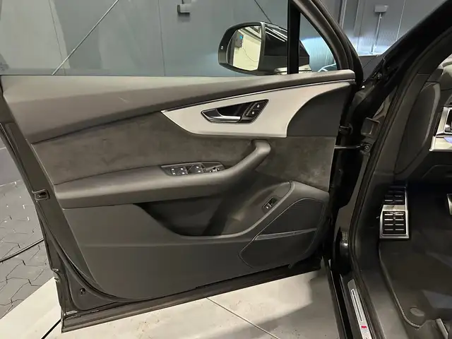 Audi Q7 view 14