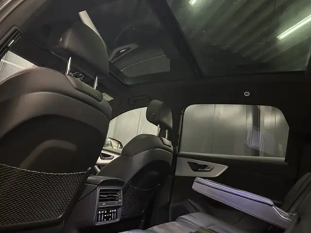 Audi Q7 view 9