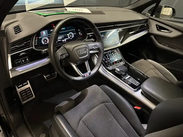 Audi Q7 view 16